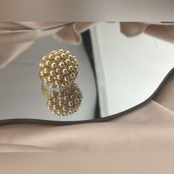 Elegant Gold-Tone Pearl Cluster Statement Ring - Picture 6 of 9